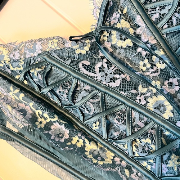 NEW VICTORIAS SECRET LACE EMBROIDERED BUSTIER CORSET SIZE MEDIUM - Picture 3 of 6